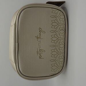 KARMA - PRETTY LITTLE THINGS Travel Bag! NWT